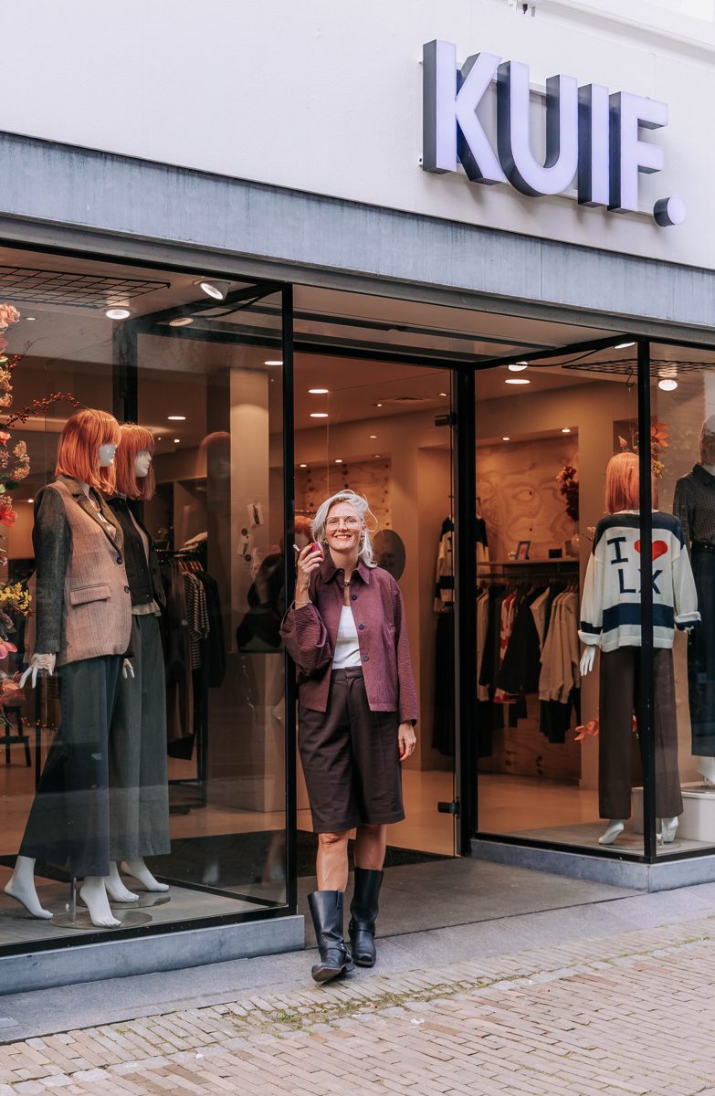 Ellie voor de winkel aan de Klaasstraat